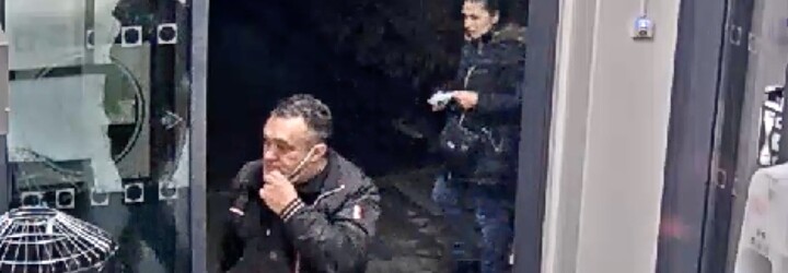 VIDEO: Zloděje v Praze natočila bezpečnostní kamera, jak téměř půl minuty šmátral v tašce seniora