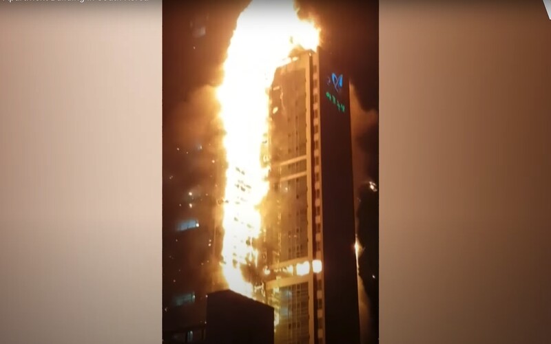 VIDEO: Hořící 33patrová budova se rozpadala Jihokorejcům před očima. Obrovský požár si prý nevyžádal oběti na životech.
