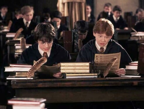 Začneme u Harryho Pottera. Vzpomeneš si, kde se Harry poprvé potkal s Ronem Weasleym?