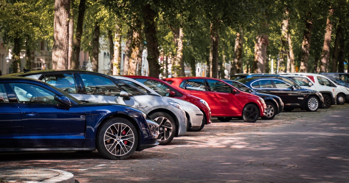 Evropské město zavádí vyšší poplatky za větší auta. Chce tím bojovat proti „autoobezitě“