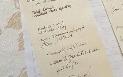 Vedle podpisu Schillerové je napsáno „minystryně“. Česky umím, nepsala jsem to já, řekla.