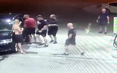VIDEO: Poľský futbalový fanúšik napadol Slováka. Keď zasiahli policajti v civile, kamaráti agresora utiekli.