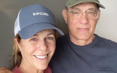 Tom Hanks s manželkou darujú svoju krv na vakcínu proti koronavírusu. Obaja sa z COVID-19 úspešne vyliečili.