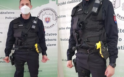 Slovenskí policajti dostali paralyzátory, páchateľov budú môcť zneškodniť bez výstrelov z pištole.