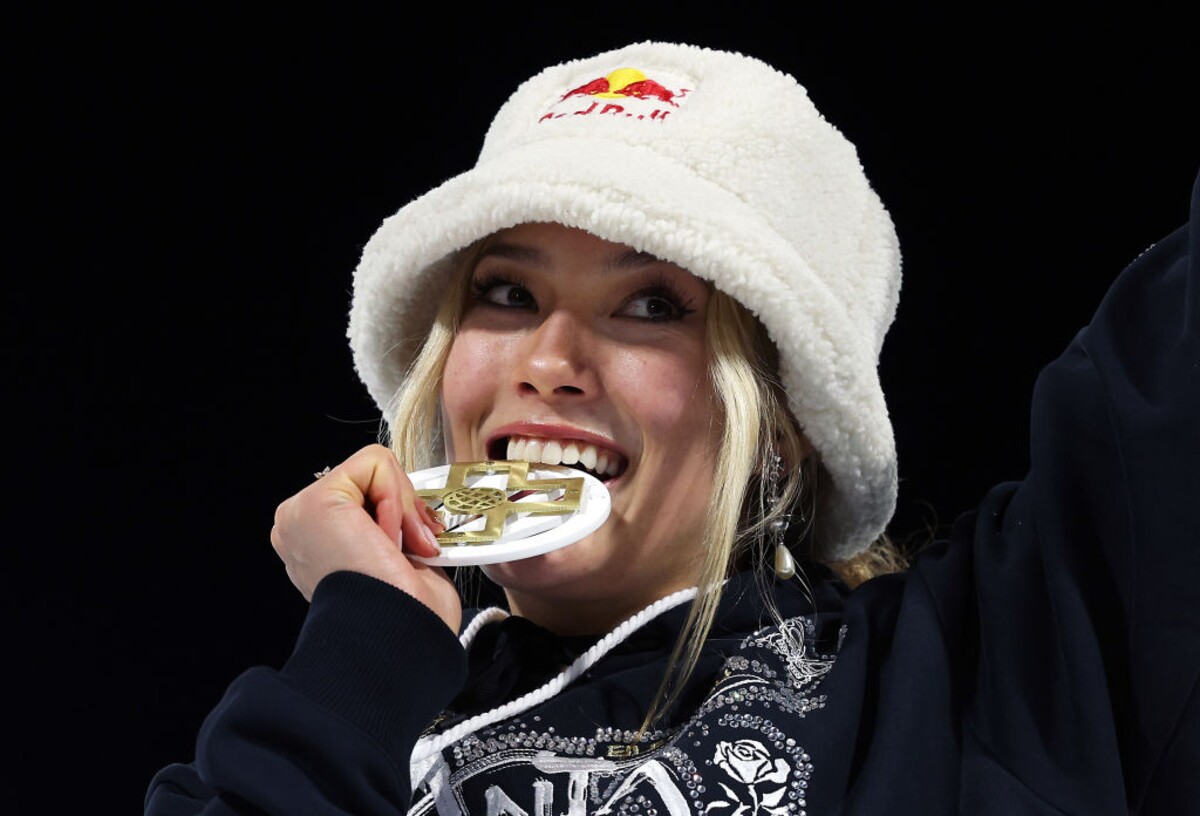 Eileen Gu z Číny po vítězství ve Women's Ski SuperPipe na X Games Aspen 2024