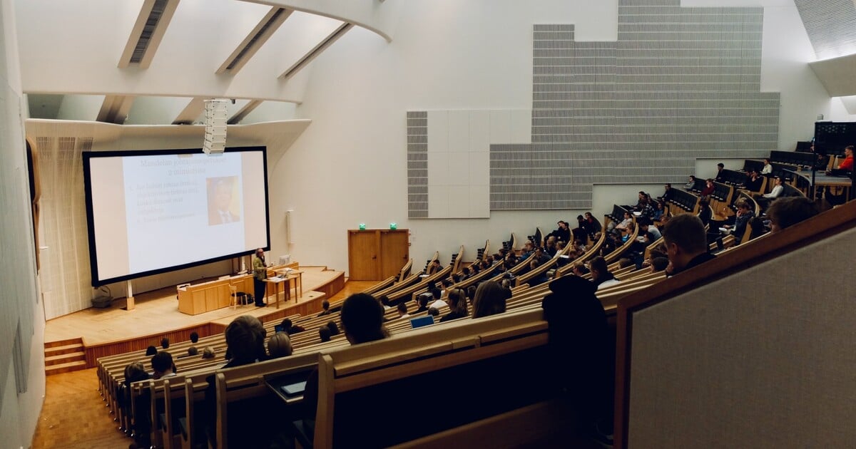 Vysokou školu má zhruba čtvrtina Čechů a Češek, ukazuje průzkum. Jak jsme na tom v porovnání s EU?