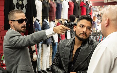 Shia LaBeouf vybírá daně od gangů v Los Angeles. Akční trailer slibuje našlapaný gangsterský film od režiséra Bright a Suicide Squad.