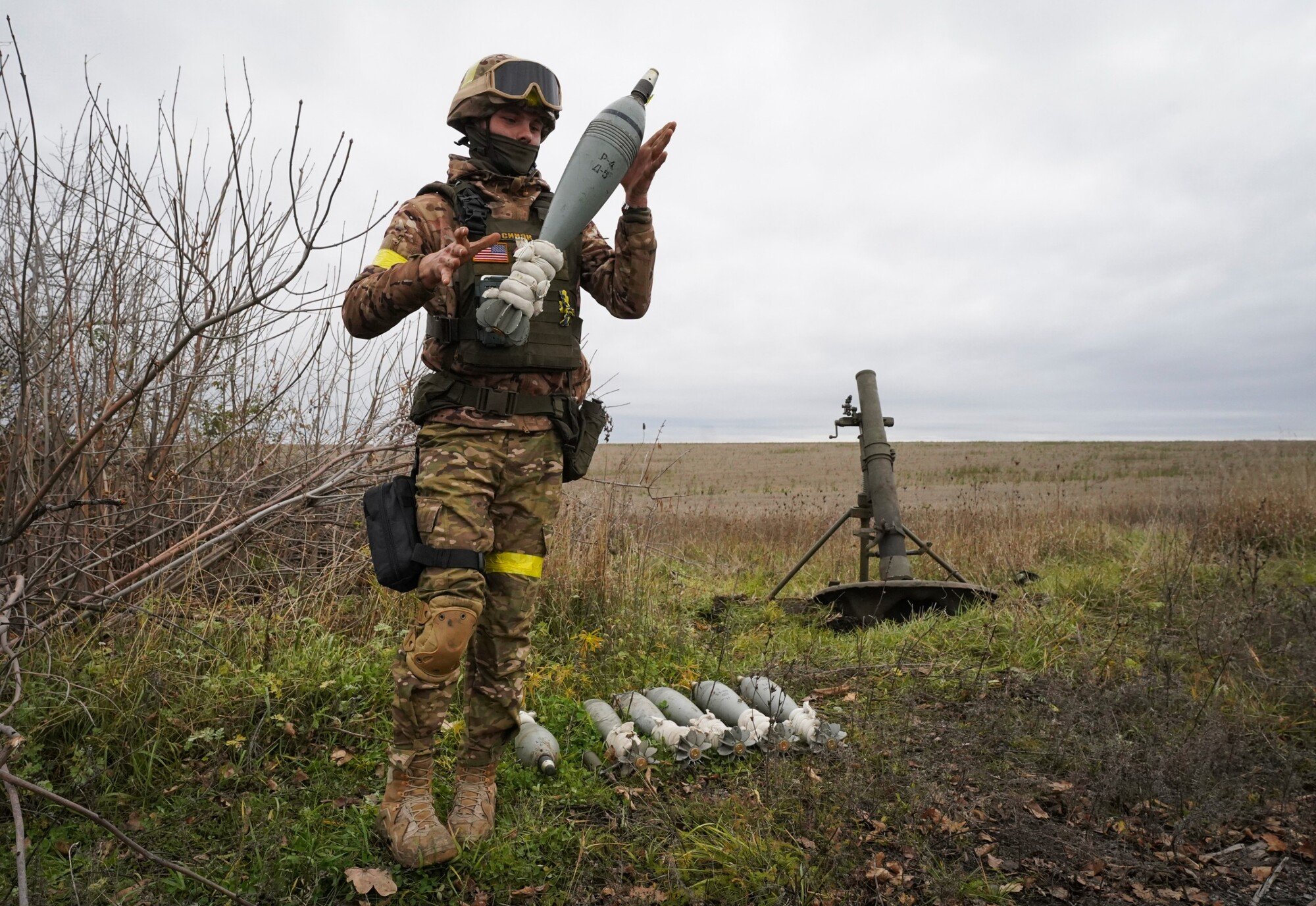 Vojak ukrajinskej Národnej gardy si v rukách vyhadzuje mínometný granát, ktorým ostreľuje z mínometu ruské pozície neďaleko Charkova na severovýchode Ukrajiny. (24. október 2022)