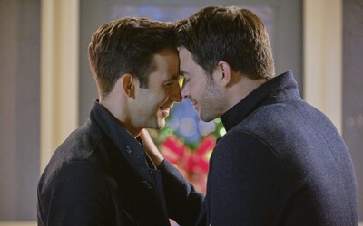 Romantický vánoční film s homosexuálním párem v hlavních rolích. Hallmark se snaží bourat bariéry.