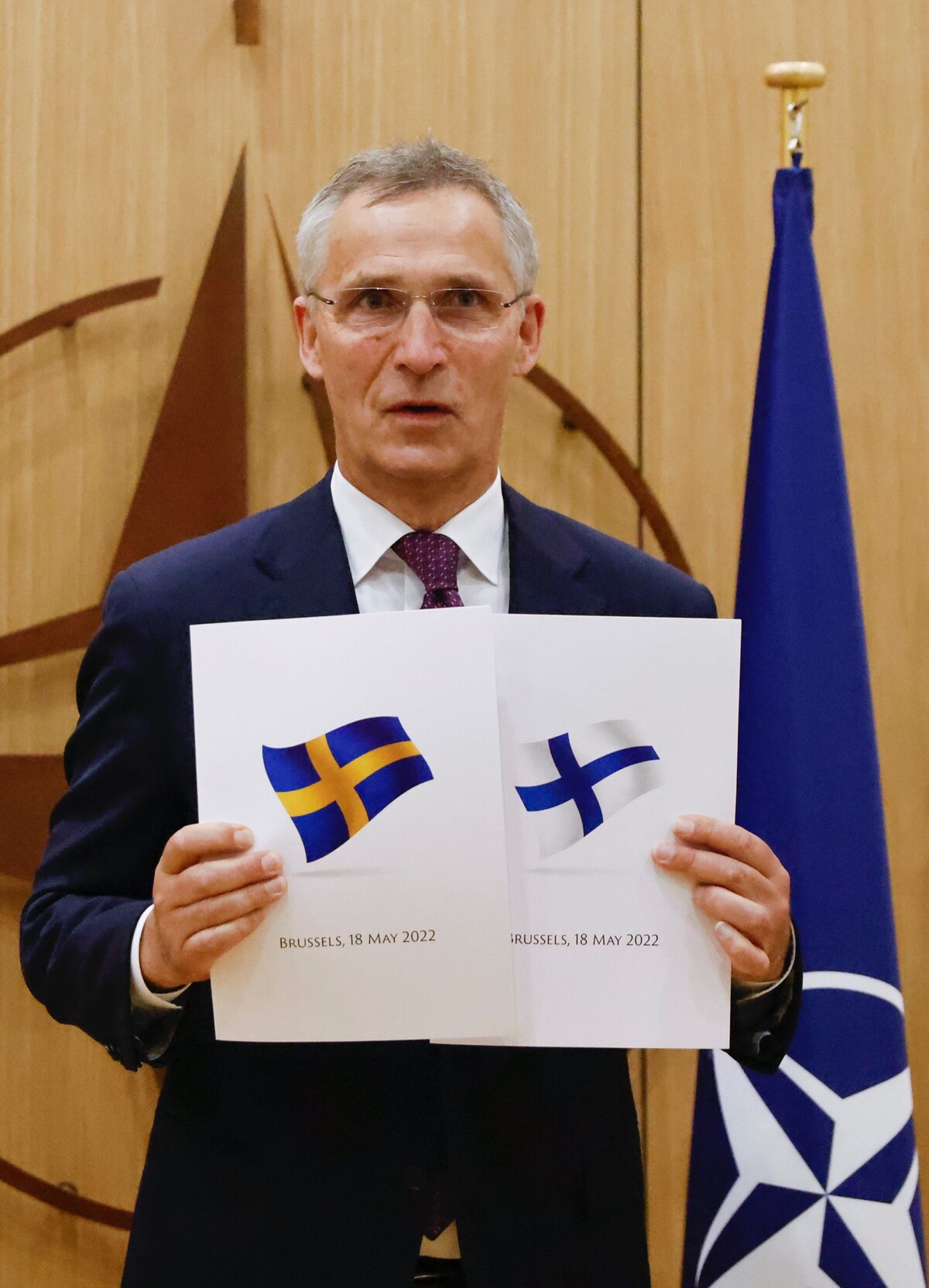 Generálny tajomník NATO Jens Stoltenberg pózuje so žiadosťami Fínska a Švédska o členstvo v Severoatlantickej aliancii v Bruseli v stredu 18. mája 2022.