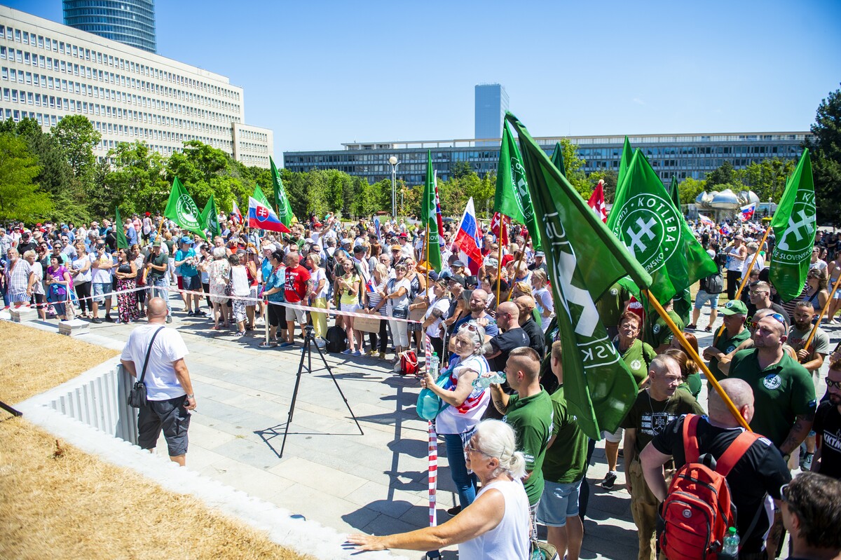 Protest proti „očkovaniu a zotročovaniu Slovenska“ pred Úradom vlády SR v Bratislave.