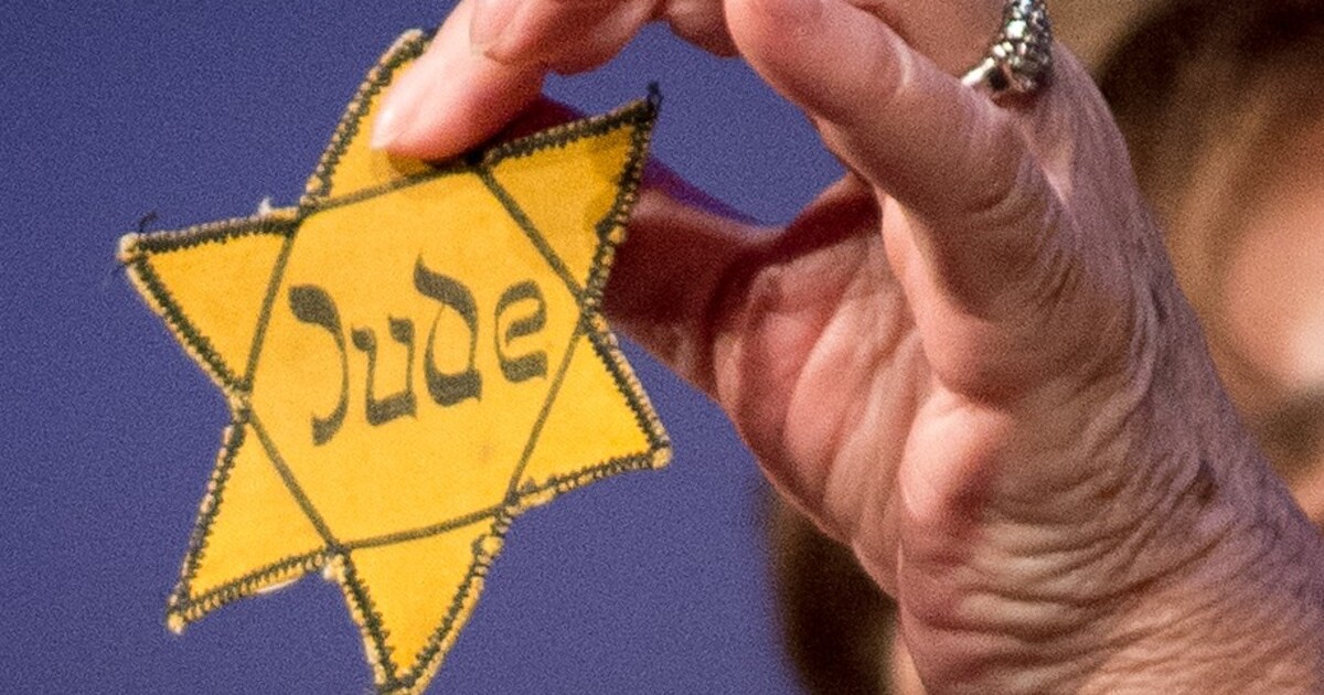 Domy a podniky Židů v Německu někdo označuje Davidovými hvězdami jako za dob nacismu