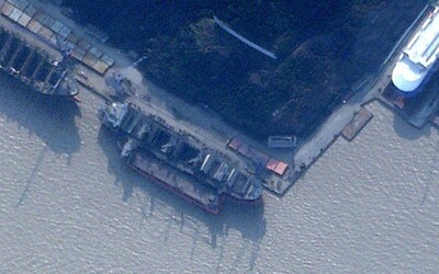 FOTO: Čína poskytuje Rusku prístav pre loď, ktorá preváža zbraje z KĽDR. Loď lokalizovali podľa satelitnej snímky