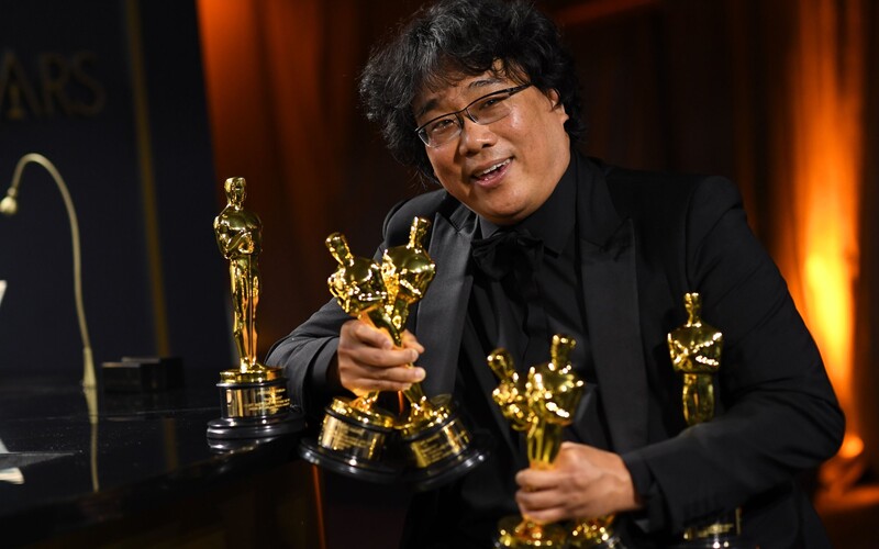 Film Parazit získal „priveľa“ Oscarov. Režisér Joon Ho Bong sa ospravedlnil tým, čo na ne museli gravírovať.