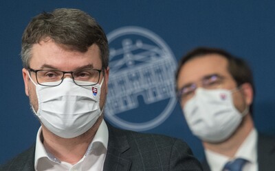 Štefan Holý zrejme v Británii nemohol stihnúť karanténu. Dostal špeciálnu výnimku pre politikov alebo porušil pravidlá?