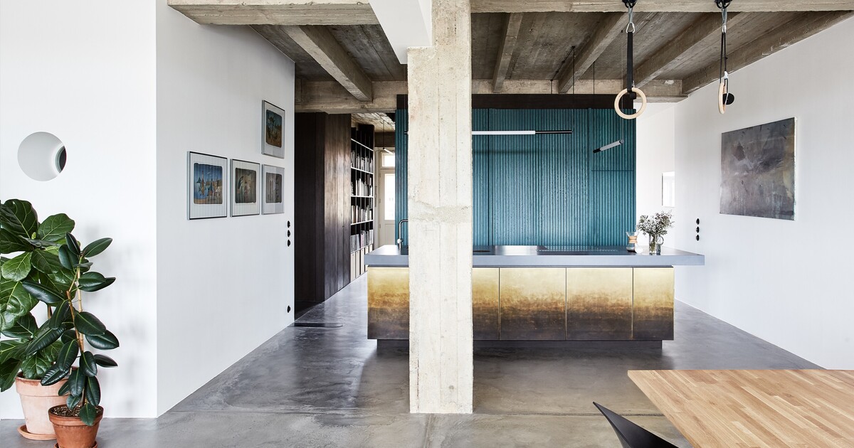 FOTO: Industriální design v plné kráse. Vstup do zrekonstruovaného bytu z pražské Letné