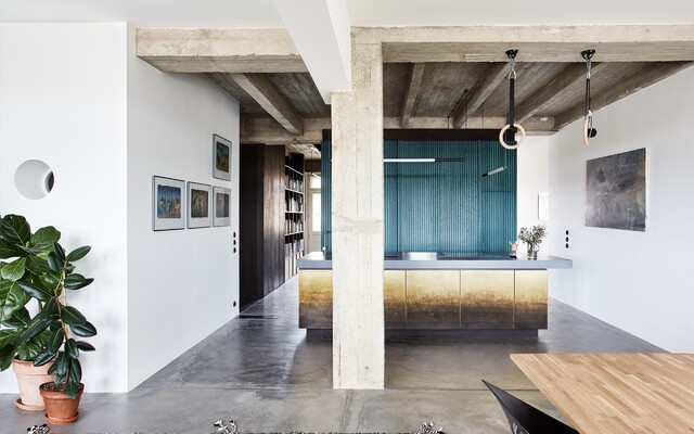 FOTO: Industriální design v plné kráse. Vstup do zrekonstruovaného bytu z pražské Letné