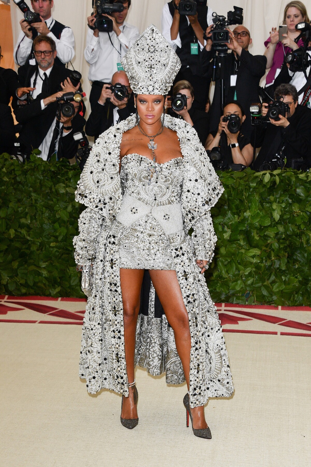 Rihanna v bohato zdobenom modeli šiat od návrhára Johna Galliana na Met Gala 2018.