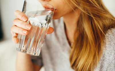Dva litre vody denne? Nová štúdia vyvracia rokmi cementovaný mýtus. Väčšine ľudí stačí vypiť aj o pol litra menej.