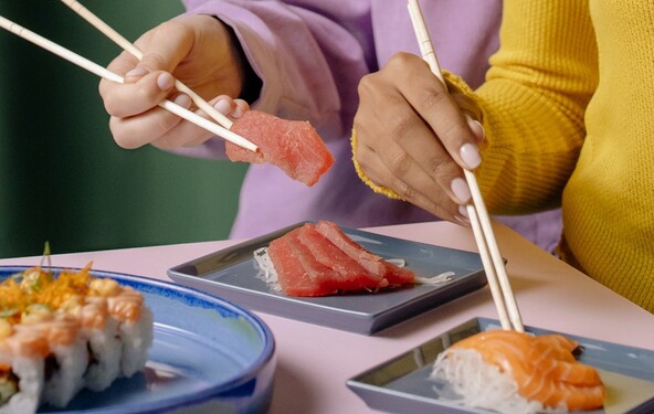 Aké pravidlo platí pri jedení sushi?