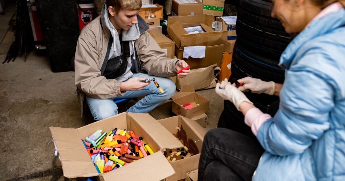 Vyrábí nabíječky pro armádu z Elf barů. Jedna zachránila i život, tvrdí dobrovolníci z Ukrajiny