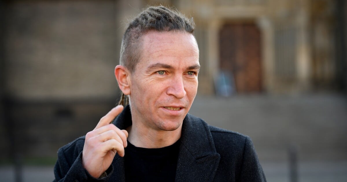 VIDEO: Piráti na protest proti Babišově vládě chodí celý den pozadu. „Měli by chodit kanálem,“ zní z ANO