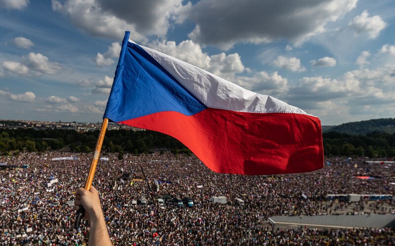Snímkem roku se podle Czech Press Photo stává fotografie vlajky nad demonstranty na Letné od Lukáše Bíby.