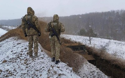 Rusko stahuje 10 tisíc vojáků z hranice s Ukrajinou.