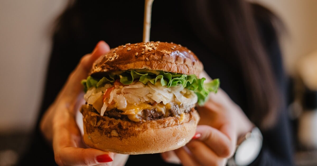 Muž zemřel po konzumaci hamburgeru. Vědci poprvé potvrdili úmrtí kvůli „alergii na maso“