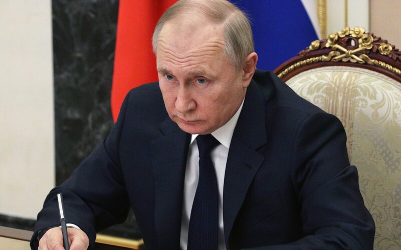 Putin „upadá do šialenstva“, čím výrazne stúpa riziko, že zaútočí jadrovými zbraňami, tvrdí oligarcha blízky Kremľu.