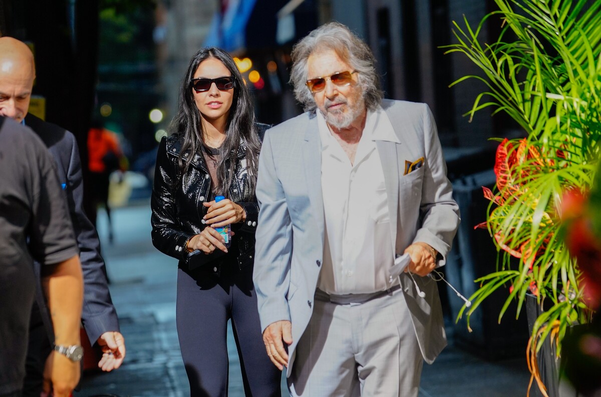 Al Pacino a jeho priateľka Noor Alfallahová v uliciach New Yorku 24. augusta 2023, kráčajúci na natáčanie hudobného videa pre Bad Bunnyho.