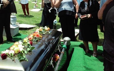Tělo zemřelého údajně vypadlo během pohřbu z rakve přímo do hrobu. Rodina chce od pohřebního ústav odškodné 1,2 milionu dolarů.