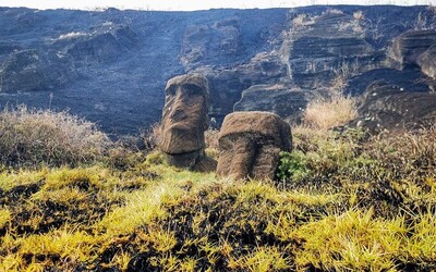 Některé sochy Moai na Velikonočním ostrově nenapravitelně poničil požár.