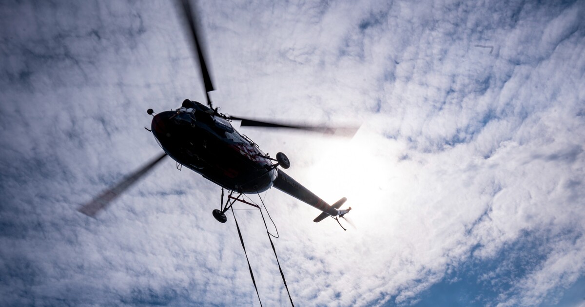 První český pirát? Muž unesl loď na Vltavě a zaútočil na cestující, musel zasáhnout policejní vrtulník