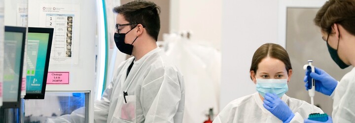 Slovenský vedecký tím zistil, že mliečny proteín laktoferín blokuje koronavírus. Mohol pomôcť k potlačeniu pandémie