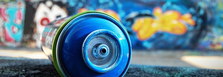 Transparentní graffiti z Karlových Varů obletělo svět! Jak dlouho vznikalo?