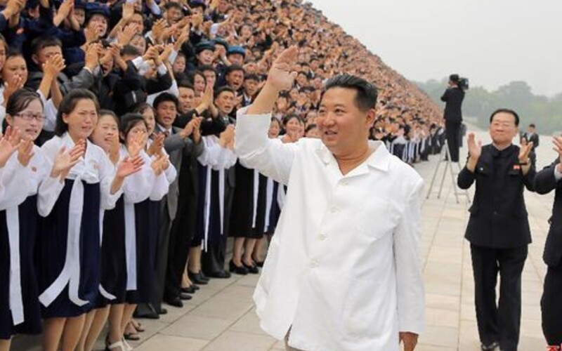 Kim Čong-un chce všem dětem darovat sladkosti k oslavě svých narozenin. Platit za ně musí vyhladovělí občané.