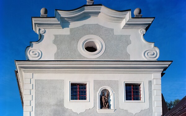 Táto vynovená brána dnes tvorí ikonický vstup do istého mesta na strednom Slovensku. V tom meste nájdeš aj obľúbenú atrakciu, ktorú vyhľadávajú zamilované páry. Uhádneš názov mesta?&nbsp; 