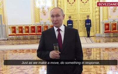 Putin s drinkom v ruke obhajuje útoky na ukrajinskú infraštruktúru. Chce sa pomstiť za zničenie Kerčského mosta.