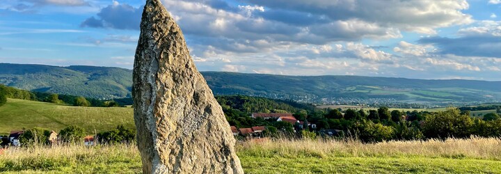 Kam na výlet: Na magickém kopci najdeš menhir i křeslo vážící 700 kilogramů