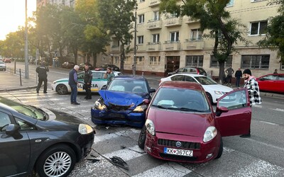 Súd rozhoduje o väzbe pre Dušana Dědečka. Iba pár metrov od budovy sa stala nehoda.
