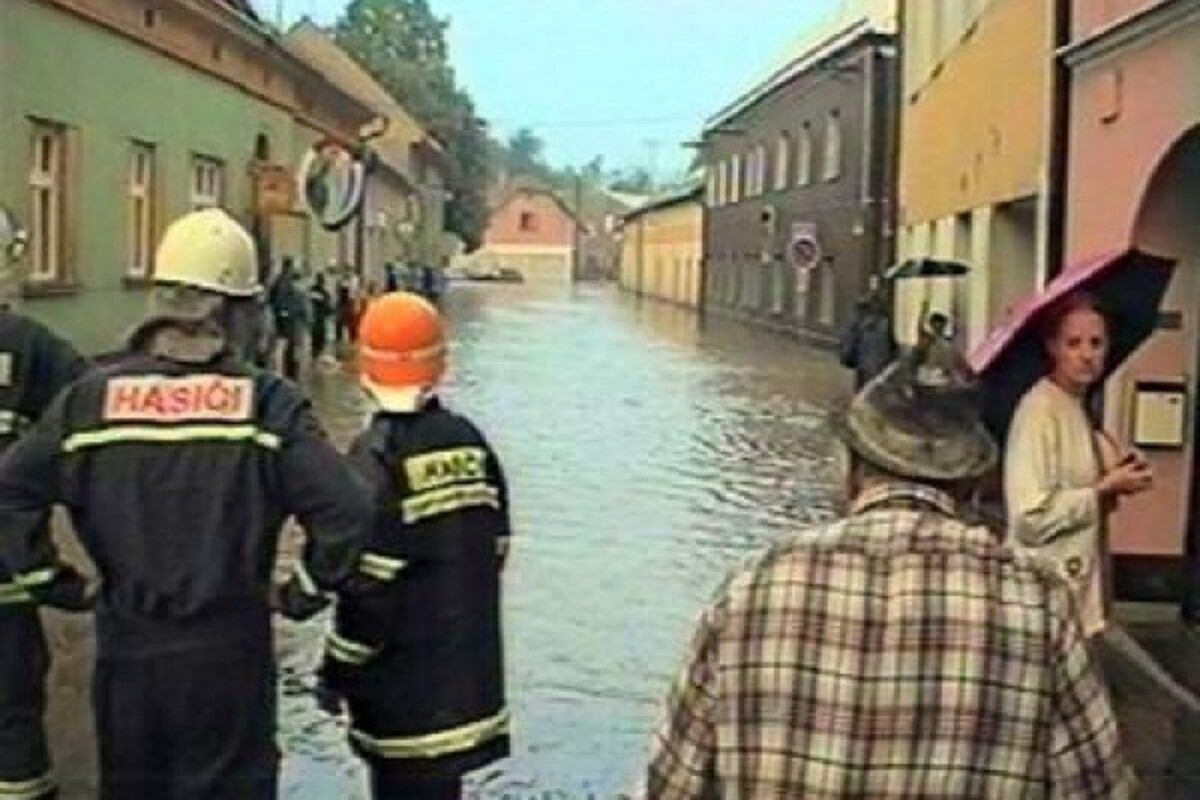 Hasiči v zatopených ulicích Olešnice na Moravě.