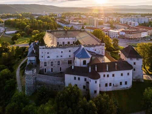 V ktorom meste nájdeš hrad, ktorého dominanta stojí na skale nad sútokom dvoch riek?