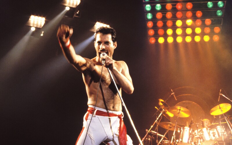 Kapela Queen predala ako prvá v histórii sedem miliónov kópií albumu. Album Greatest Hits vlastní každá štvrtá domácnosť v Spojenom kráľovstve.