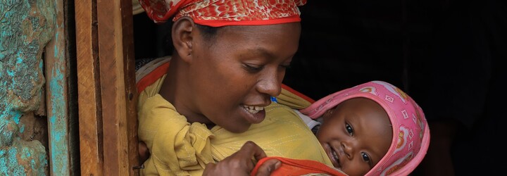 Nigerijský projekt pomáhá dětem narodit se bez viru HIV. Školí porodní asistentky, které pak vzdělávají matky