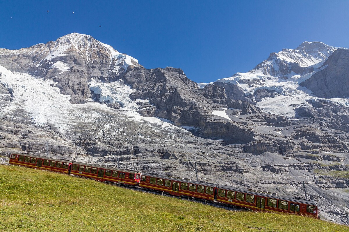 Vo švajčiarskych horách sa nachádza najvyššie položená vlaková stanica Jungfraujoch, ktorú nazývajú aj vrcholom Európy. 