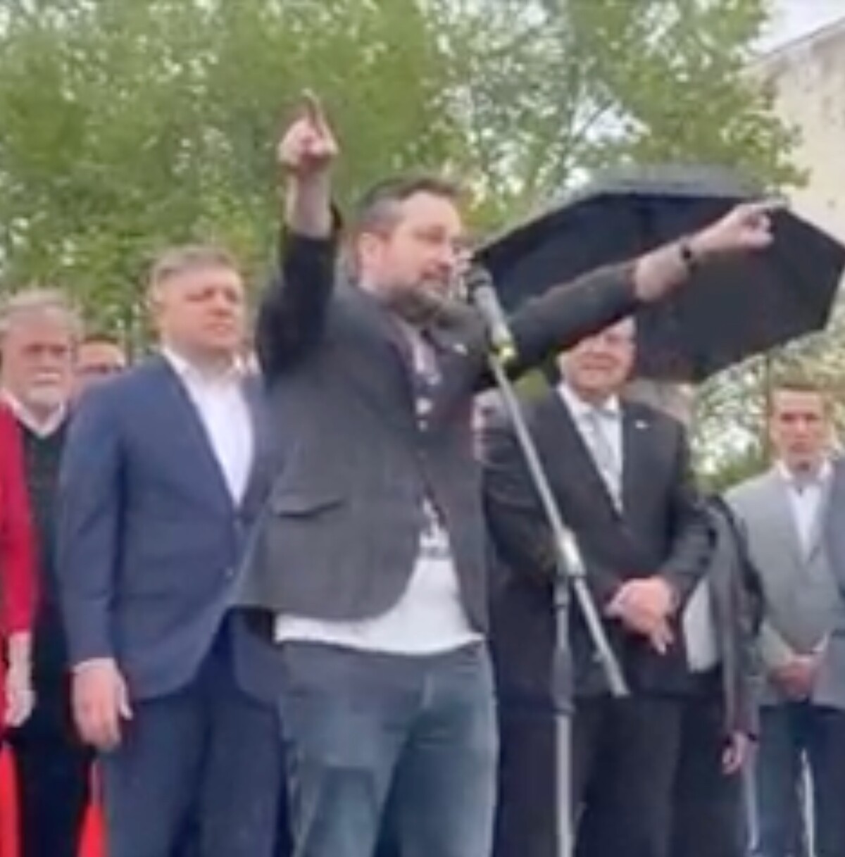 Ľuboš Blaha v roku 2022 na proteste vyzýval protestujúcich na to, aby vulgárne nadávali prezidentke Zuzane Čaputovej. Dav kričal, že hlava štátu je „k***a“.