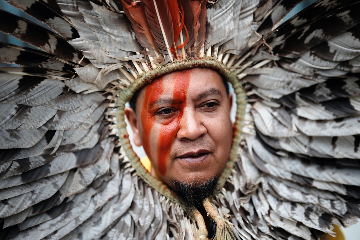 Zástupca domorodých kmeňov z Brazílie protestuje pred budovou súdu v Paríži. Environmentálni aktivisti a zástupcovia brazílskych domorodých kmeňov protestujú za urýchlenie procesu s francúzskou sieťou supermarketov obvinenou z predaja havädzieho mäsa spojeného s odlesňovaním a zabratím pôdy v amazonskom dažďovom pralese. (9. júna 2022)