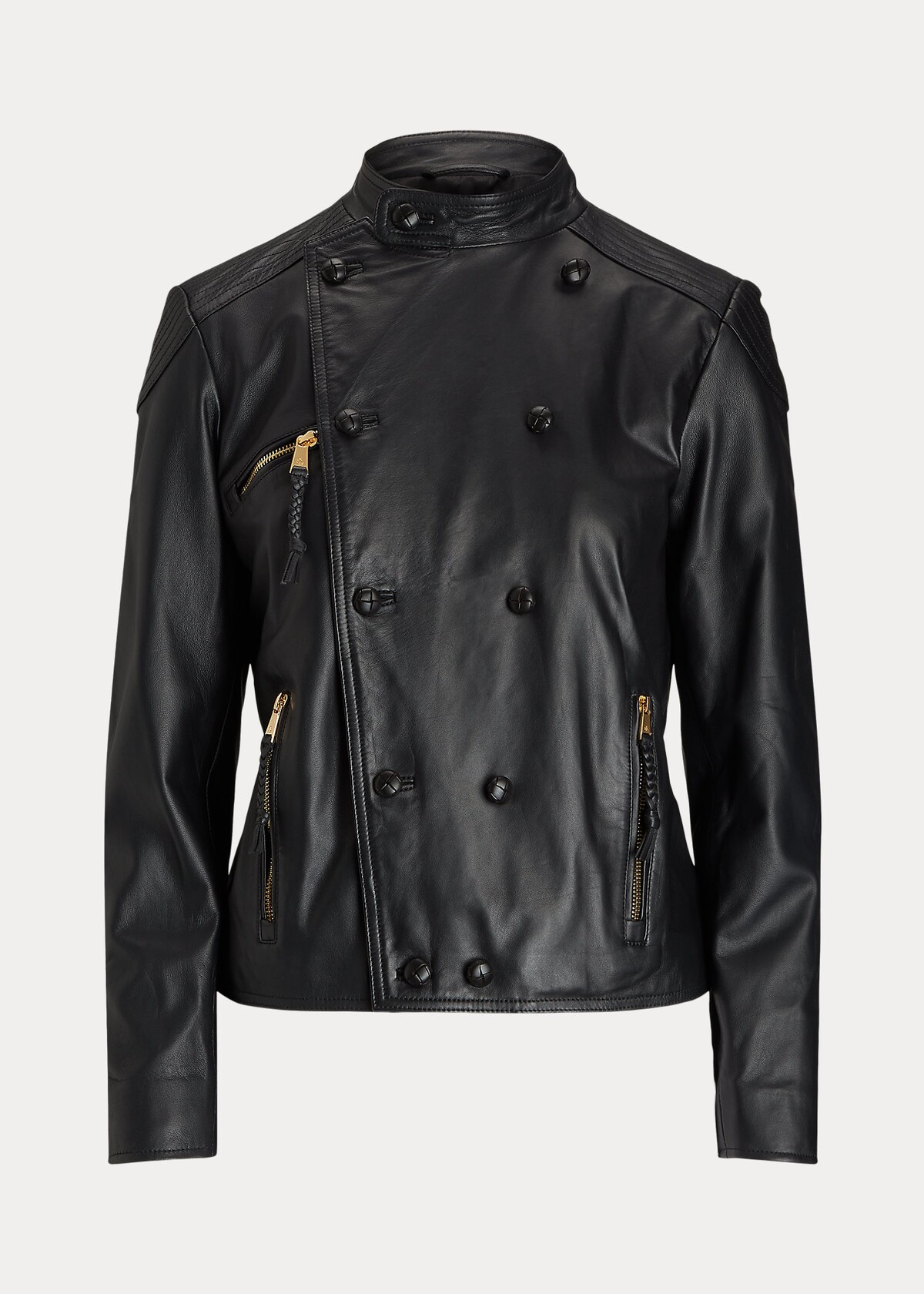 Čierna kožená motorkárska bunda značky Ralph Lauren bude v hodnote 699 € tvojím investičným odevom v šatníku. Je navrhnutá s dvojradovou siluetou a páskovým golierom. Vďaka viditeľným zlatým zipsom a prešívaným záplatám na pleciach a lakťoch pôsobí elegantne, no rozhodne nie nudne.
