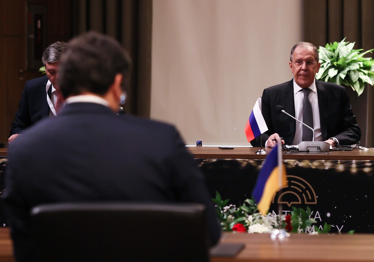 Ruský minister zahraničia Segej Lavrov a ukrajinský šéf diplomacie Dmytro Kuleba počas stretnutia v tureckom letovisku Antalya (10. marca).